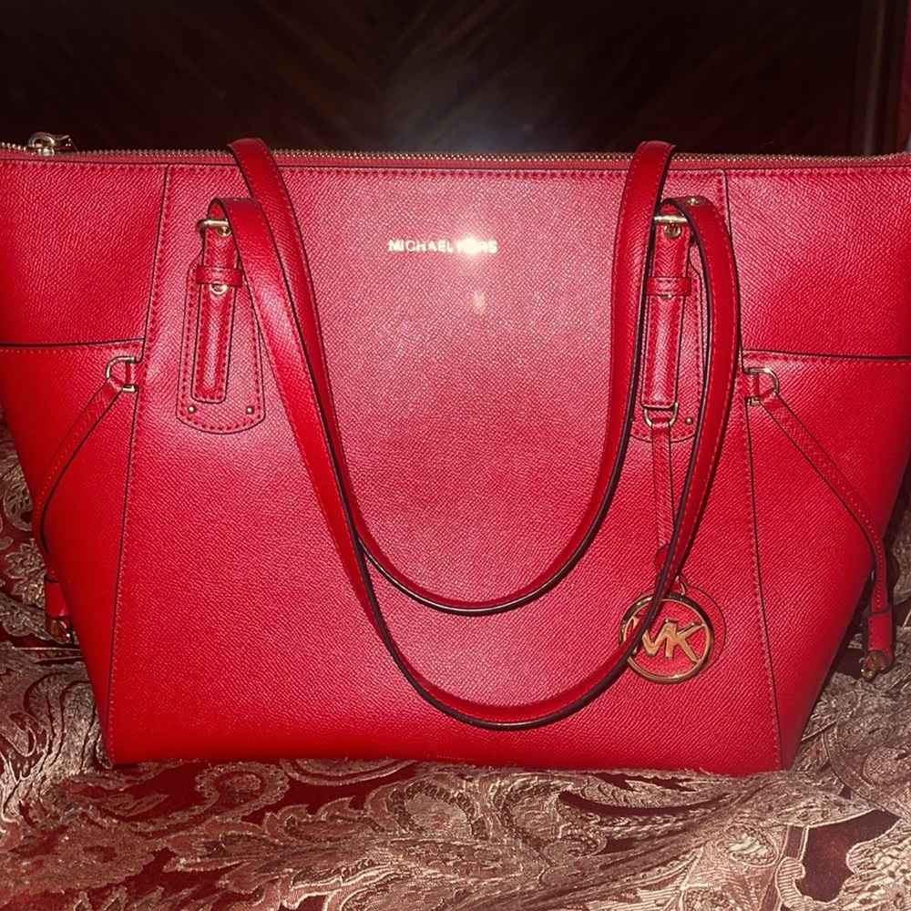 Michael Kors Voyager in red